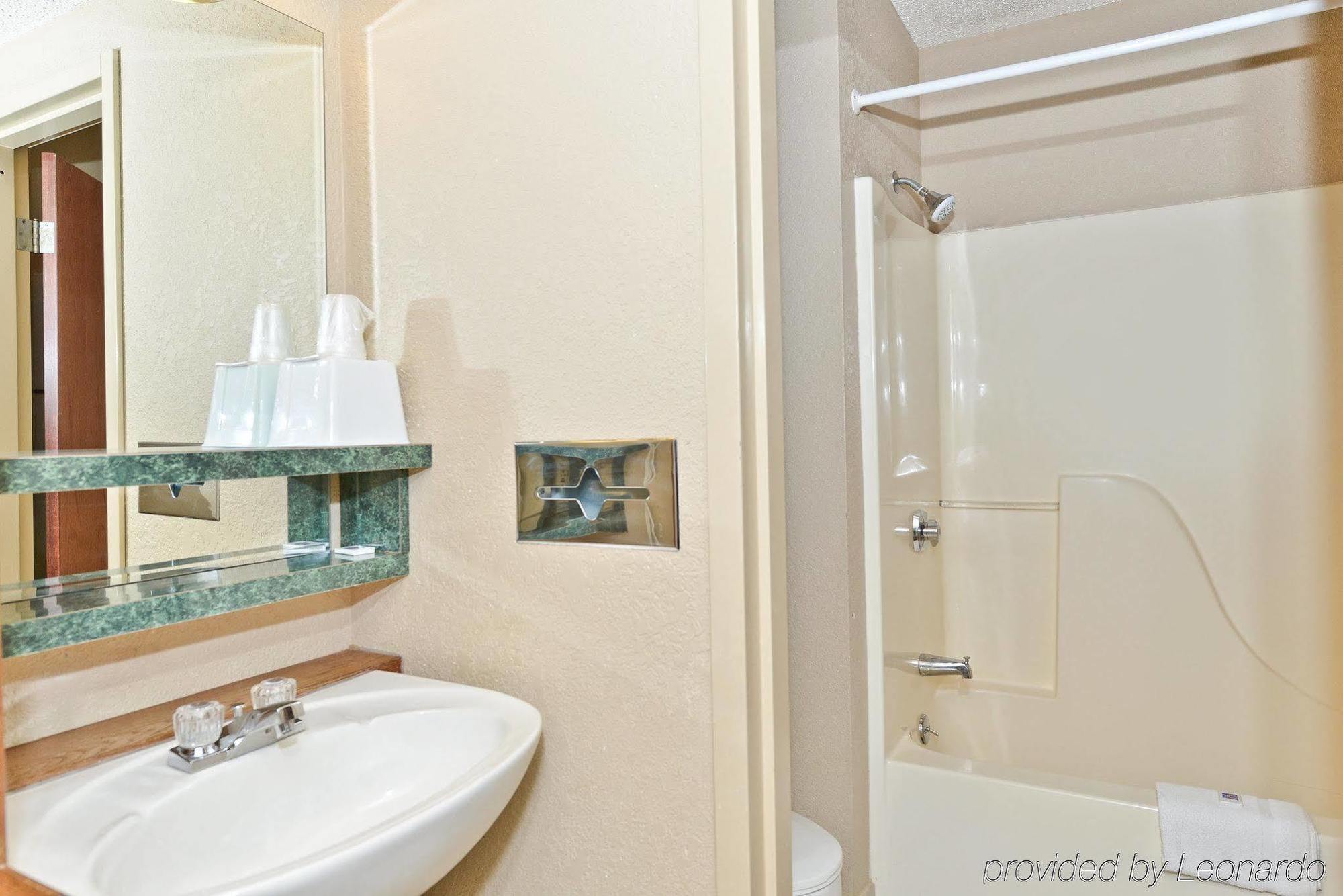 Americas Best Value Inn - Springfield / I-65 Battlefield Room photo